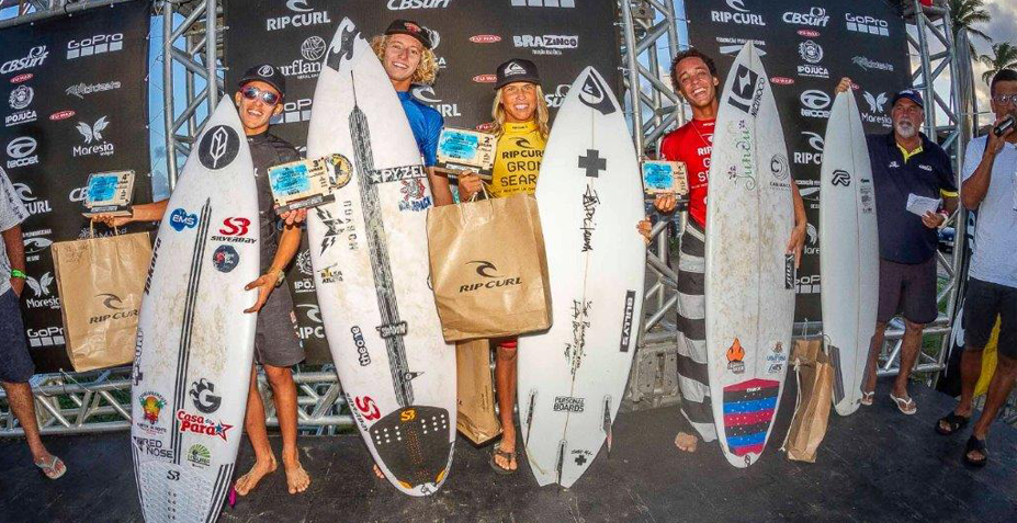 surfistas recebendo premiação rip curl