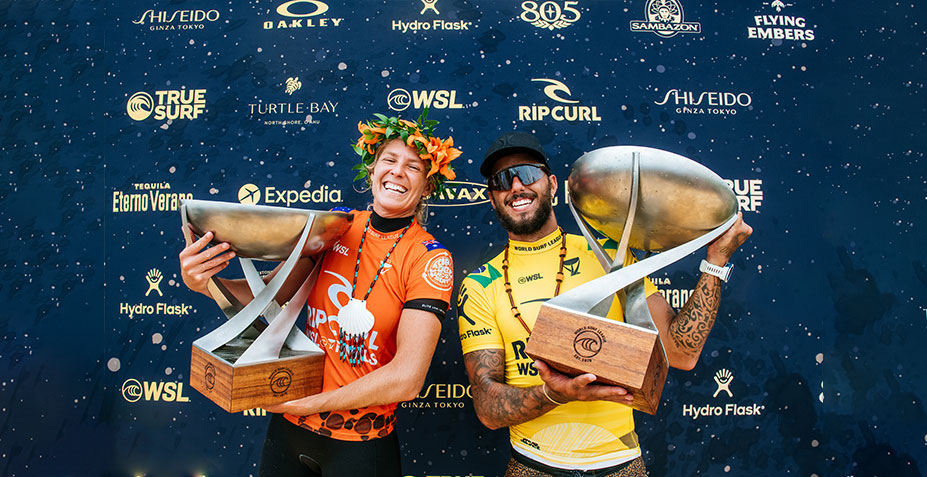 surfistas com troféu